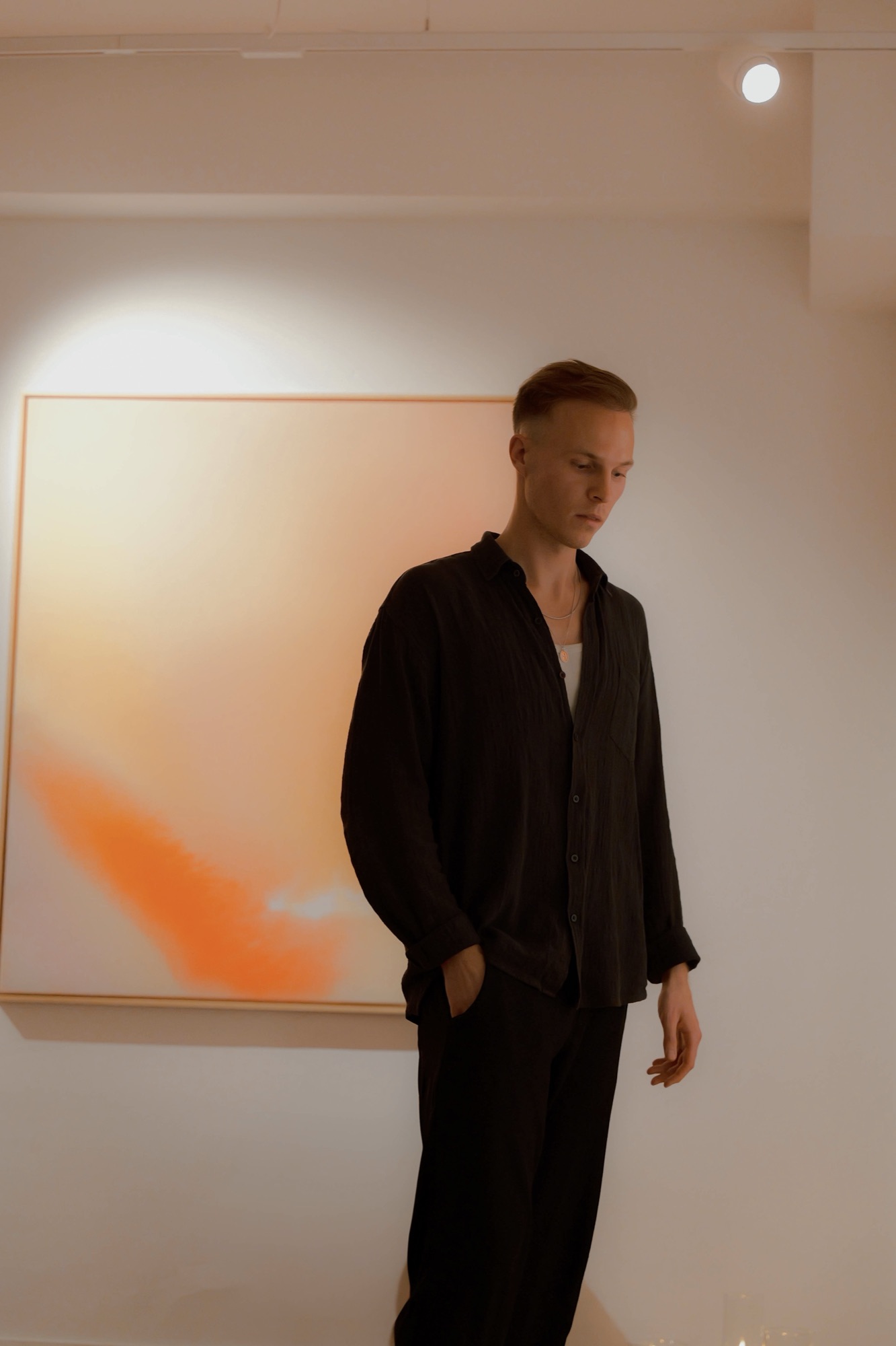 Leonard von Böhlen standing in front of an orange painting